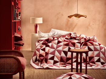 https://ssl.prshots.com/contents/archives/329/362/images/thumb350x287_auto/oliver-bonas_burgundy-pink-gingham-patchwork-quilt_fa01e_thumb.jpg